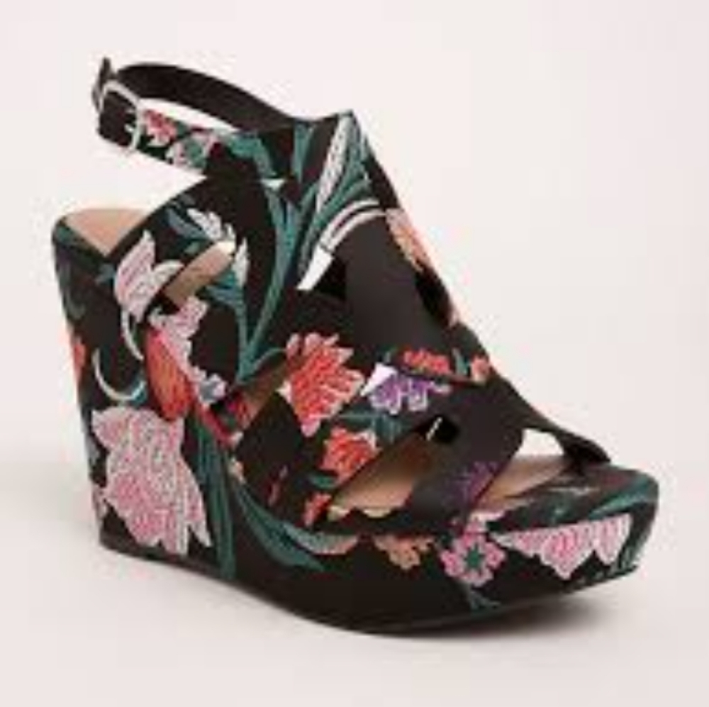 ISO Torrid Sz 11.5 or 12 FLORAL BROCADE PLATFORM WEDGES
